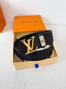 品名： Lv..路易..威登腰带皮带原单 型号：挂扣，经典纯钢材质挂扣，头层牛皮，图片实物拍摄 材料：头层牛皮，挂扣系列，纯钢材质扣头，钯镀电镀工艺永不掉色。经