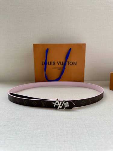 女款 2.0宽 本款 Lv Iconic 双面腰带以纤细剪裁迎接新季，搭配标志性 Iconic 搭扣，无论展现 Monogram Reverse 帆布或素雅牛皮