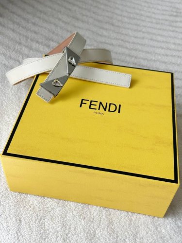 特 Fendi 芬迪 女士小腰带 宽2.0Cm 头层牛皮内衬磨砂皮 独特造型五金搭扣