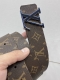 特 Lv Dimension 双面腰带将创意传承与华美街头风范共冶一炉，彰显创意总监 Pharrell Williams 的时尚远见。Monogram 帆布铺陈