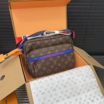 Louisvuitton 路易威登 Lv Outdoor 邮差包 男女通用单肩斜挎包 经典百搭 实物拍摄 原厂原版面料 配送防尘袋 飞机礼盒 25 X 18 C