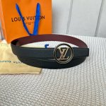 特P180 寬度：35Mm Lv S-Lock系列 寬度3.5Cm 驢家法國原廠荔枝紋皮料 搭配獨特的圓圈字母鋼扣 雙面用