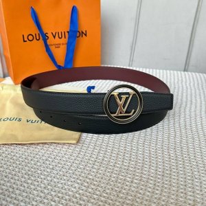 特P180 寬度：35Mm Lv S-Lock系列 寬度3.5Cm 驢家法國原廠荔枝紋皮料 搭配獨特的圓圈字母鋼扣 雙面用