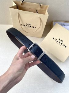 3.7Cm 宽 Coach 这款双面腰带采用运动小牛皮制作，配有经典标志带扣，一款产品，两种外观。其合身度可个性定制，可用剪刀进行剪裁。 Saz D45 Smm