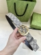 宽度4.0 Gucci 历史细节和现代元素是Gucci最新系列的特点。历史的花押字硬件致敬品牌的创始人Guccio Gucci。这款腰带采用黑色皮革精制而成，饰