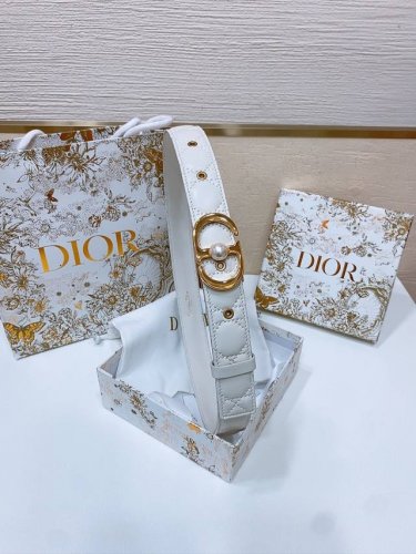 Dior Montaigne Jolie Belt 光滑小牛皮和白色树脂珍珠 饰有*Christian Dior*标志 羊皮菱格腰带3.0Cm