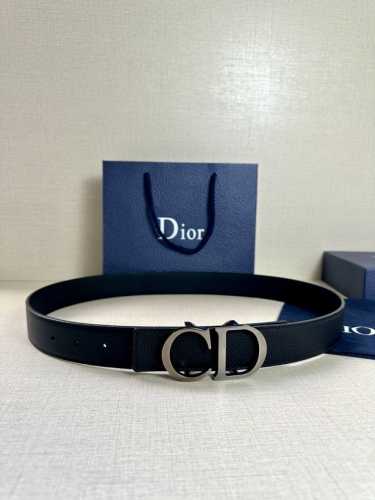 特P170 Dior 这款双面腰带结合典雅气质与摩登风范。双面均采用粒面牛皮革精心制作，一面为黑色，另一面为黑色、可搭配各式 35 毫米腰带扣，更添精致，打造富