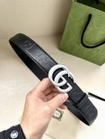 宽度4.0Cm Gucci 这款单品将品牌的过去与未来贯通在一起，以现代风格的全新设计诠释了经典设计元素。Guccio Gucci字母交织图案巧妙融入纹理和材质