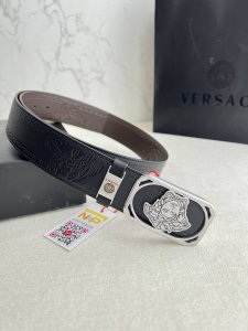 品名：Versace.范思哲原单腰带 皮带 型号：挂扣，经典人头纯钢材质扣头，头层牛皮，图片实物拍摄 材料：百分百头层牛皮，保证真皮。24K纯钢扣双面可用专柜同