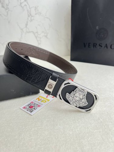 品名：Versace.范思哲原单腰带 皮带 型号：挂扣，经典人头纯钢材质扣头，头层牛皮，图片实物拍摄 材料：百分百头层牛皮，保证真皮。24K纯钢扣双面可用专柜同