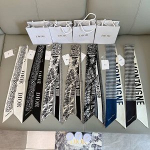 这款 迪奥发带丝巾从标志性的 Dior 精品店地址汲取灵感，造型修长，两端尖角设计，背面饰以“Christian Dior”标志提花条形图案 可与各种时尚造型搭