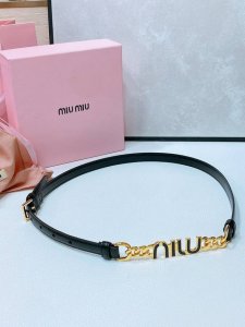 Miumiu 最新女士腰带 款软羊革腰带设计简约而优雅。金属搭扣饰以miu Miu徽标，树脂黑 与白 Logo 品牌格调一览无余。 宽度：1.5Cm