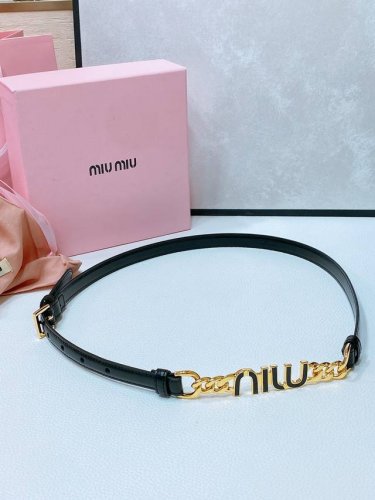 Miumiu 最新女士腰带 款软羊革腰带设计简约而优雅。金属搭扣饰以miu Miu徽标，树脂黑 与白 Logo 品牌格调一览无余。 宽度：1.5Cm