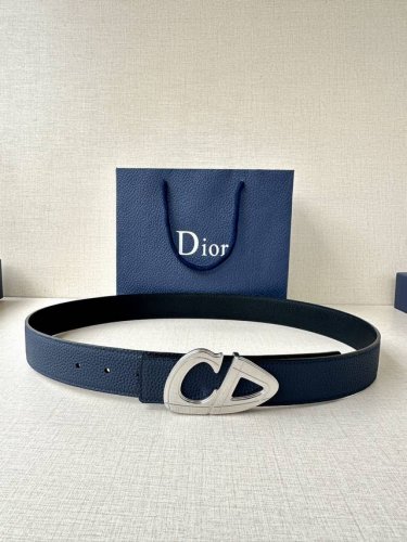宽度3.5Cm Dior 这款黑色哑光涂漆饰面 不锈钢腰带扣是春季男装系列新品，展示 Cd30 标志，灵感源自 B30 运动鞋。可与各式 35 毫米腰带搭配，提