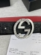 带宽4.0Cm Gucci 互扣式双G腰带，采用热压印技术的Gucci Signature皮革精制而成，巧妙搭配枣红色头层牛皮 触感厚实，印花图案清晰分明。五金