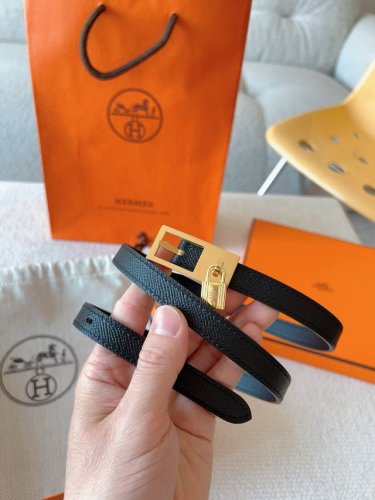 爱马仕 Hermes 针扣序列官网同步。Swift和Epsom小牛皮双面皮腰带，搭配金属皮带扣。 Lucky腰带配有标志性挂锁，挂锁在皮带扣下方优雅摆动，打造出