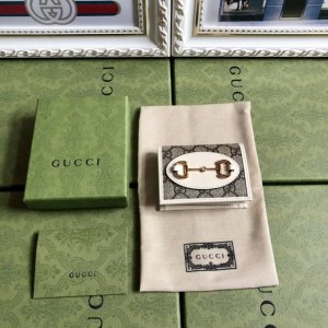顶配版 顶级 配绿盒包装 春夏系列中全新推出这款由Gg Supreme高级人造帆布和棕色皮革材质制成的Gucci 1955马衔扣卡包。该系列采用与手袋一脉相承的