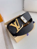 品名： Lv..路易..威登腰带皮带原单 型号：挂扣，经典纯钢材质挂扣，头层牛皮，图片实物拍摄 材料：头层牛皮，挂扣系列，纯钢材质扣头，钯镀电镀工艺永不掉色。原