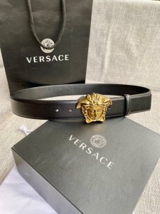 宽度4.0Cm Versace 范思哲 此款山羊皮腰带的搭扣饰有品牌标志性的金 银色闪光Virtus五金配件。