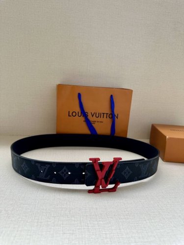 Lv 牛皮压花Pont Neuf皮带宽40毫米这款Taurillon 腰带采用Lv Logo压花设计，进口牛皮面料手感柔软细腻，适合各种风格类型使用，经典设计