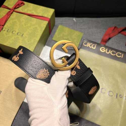 特 古奇，宽4.0 cm，水果和蔬菜是 Gucci 俏皮精神的象征，它们已经成为当代 House ，这薄带的特点是异想天开的草莓和樱桃打印与金属完成。配饰以白色