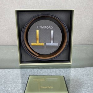 双扣头汤姆福特最新网红爆款双面头层牛皮专柜同步3.8宽新款上市了，原版牛皮，搭配铜扣，优雅，大方用的方便。谢谢你转载。
