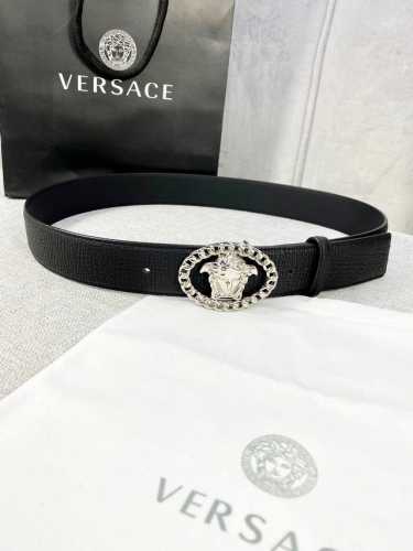 宽度4.0Cm V E R S A C E 范思哲 这款万象纹柔软头层皮饰带搭配一枚椭圆链条美杜莎带扣。本季标志性的Versace饰件点缀其上
