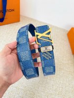 品名： Lv..路易..威登腰带皮带原单 型号：挂扣，经典纯钢材质挂扣，头层牛皮，图片实物拍摄 材料：头层牛皮，挂扣系列，纯钢材质扣头，镀钯电镀工艺永不掉色。原