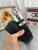 品名：菲拉格幕 自动带 材质：原单牛皮腰带 百分百头层牛皮腰带保证真皮，24K纯钢扣，专柜原单品质、做工精细，时尚大牌，送人自用首选 包装： 请认准如图专柜包装