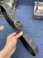 迪奥550 3. 5Cm 特 这款 30 Montaigne Avenue 腰带从同名手袋汲取灵感，是二零二三年秋季新品。采用黑色光滑 牛皮革精心制作，质感柔软