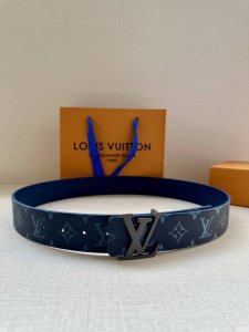 4.0宽: 新款lv Initiales 双面腰带出自 2025 春夏系列，为渐变帆布点缀缓缓淡出的 Lv 字母和monogram 花卉，翻转即现光滑皮革。莹泽