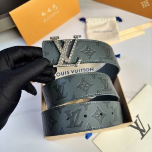 原版包裝 L0Uis Vuitt0N 專櫃最新升級版本 寬度40Mm 原廠小荔面壓刻有花型圖案效果 內襯進口柔軟小牛皮底 搭配新款字母搭扣 百搭易襯