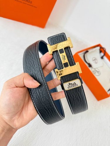 品名： 爱玛仕.Hermes腰带 皮带 原单 型号：挂扣，经典纯钢材质扣头，双面头层牛皮，图片实物拍摄 材料：双面头层牛皮，挂扣系列，纯钢材质扣头，镀钯电镀工艺
