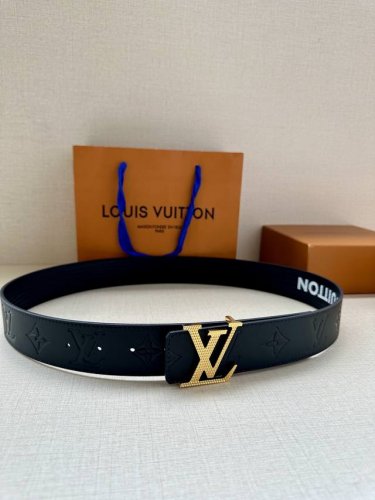 特 本款 4.0宽 Lv Initiales 双面腰带拥有 Xl Epi 皮革的较大粒面纹理，以移印工艺描绘路易威登标识，翻转即现 Monogram 压纹图案，