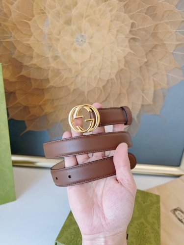 古奇 Gucci专柜同步 代码370717 宽度2.5Cm Cruise 系列的外观将功能性与时尚感相结合。这款优雅的腰带采用黑色皮革制成，饰有互锁G型五金配件