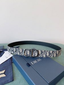 高端品质，实物拍摄 批 配全套礼盒 ：品牌：DIOR 迪奥原厂皮料，奶昔白帆布 灰色牛皮 品质毋庸置疑 没有更好 只有最好 尺寸3.5厘米