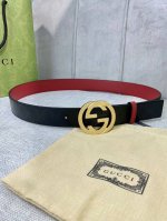 宽度4.0Cm Gucci 双面腰带，一侧为Gg Supreme帆布，反面一侧为枣红色头层小牛皮。配以互扣式双G压砂钢扣采用真空电镀 厚度6.0Mm
