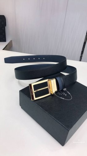 普拉达 由于正反两面颜色深浅不同，这款3.5厘米宽的两面穿皮带可搭配不同的服装。其抛光钢带扣上标有Prada徽标，是理想的礼品之选。