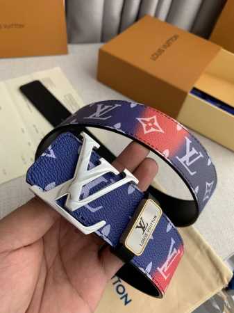 品名： Lv..路易..威登原单 型号：挂扣，原版新款花纹带身，头层牛皮，图片实物拍摄 材料：头层牛皮，挂扣系列，纯钢质扣头，钯镀电镀工艺永不掉色。新款老花七彩 - 点击图像关闭