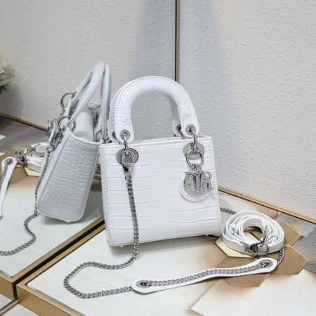 3格钻石款Mini Lady Classic戴妃系列 既高颜值又值得入手的经典系 Minisize特别适合各路小仙女♀ 上身非常有质感 给人气质温婉的感觉 很多 - 点击图像关闭
