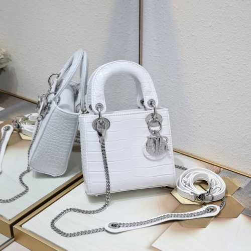 3格钻石款Mini Lady Classic戴妃系列 既高颜值又值得入手的经典系 Minisize特别适合各路小仙女♀ 上身非常有质感 给人气质温婉的感觉 很多