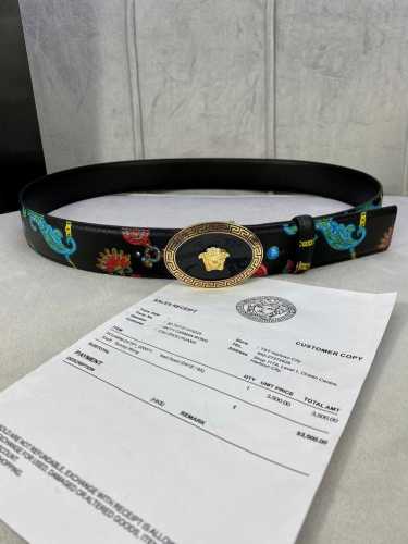 特 宽度4.0Cm Versace 范思哲 此款palazzo腰带采用牛皮革面料制作，并饰有le Pop Classique图案印花和标志性的椭圆美杜莎五金配件