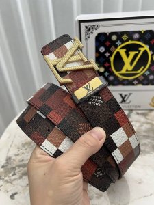 品名：Lv..路易..威登原单 材质：原单牛皮腰带 百分百头层牛皮腰带保证真皮钢扣，专柜原单品质、做工精细，时尚大牌，送人自用首选 包装： 请认准如图专柜包装赠