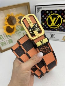 品名：Lv..路易..威登原单 材质：原单牛皮腰带 百分百头层牛皮腰带保证真皮，24K纯钢扣，专柜原单品质、做工精细，时尚大牌，送人自用首选 包装： 请认准如图