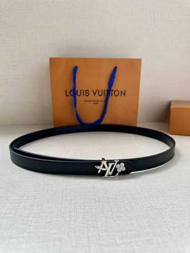 2.0宽 本款 Lv Iconic 双面腰带以纤细剪裁迎接新季，搭配新款标志性 Iconic 搭扣，无论展现 Monogram Reverse 帆布或素雅牛皮革