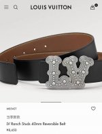 特 寬：40Mm 驢家当季新品 雙面均可使用 双面為柔軟的十字紋小牛皮製作 全新字母搭扣設計與腰帶搭配相呼應 成為獨特的亮眼之作！