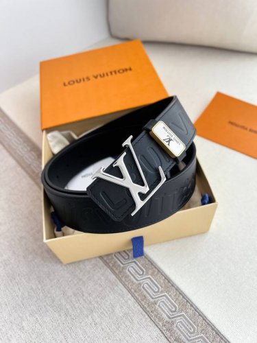 品名： Lv..路易..威登腰带皮带原单 型号：挂扣，经典纯钢材质挂扣，头层牛皮，图片实物拍摄 材料：头层牛皮，挂扣系列，纯钢材质扣头，钯镀电镀工艺永不掉色。原