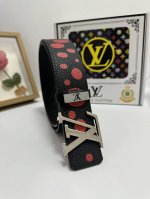 品名：Lv..路易..威登 材质：原单牛皮腰带 百分百头层牛皮腰带保证真皮，24K纯钢扣，专柜原单品质、做工精细，时尚大牌，送人自用首选 包装： 请认准如图专柜