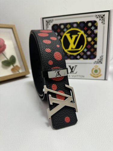 品名：Lv..路易..威登 材质：原单牛皮腰带 百分百头层牛皮腰带保证真皮，24K纯钢扣，专柜原单品质、做工精细，时尚大牌，送人自用首选 包装： 请认准如图专柜