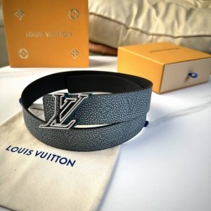 原版包裝 L0Uis Vuitt0N 專櫃最新升級版本 寬度40Mm 原廠水洗纹面壓刻有花型圖案效果 進口柔軟小牛皮底 搭配新型字母搭扣 百搭易襯！
